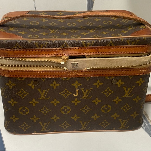 LOUIS VUITTON VINTAGE BEAUTY CASE IN MONOGRAM CANVAS - Picture 2 of 14